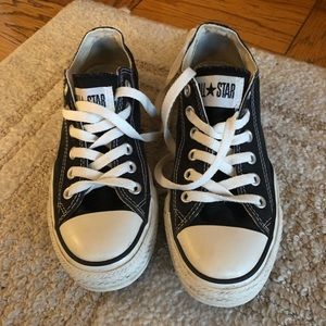 W size 7 /M size 5 black low top Converse All Star